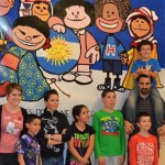 Les enfants apèrs avoir réaliser une fresque sur le thème de Mafalda