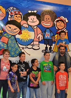 Les enfants apèrs avoir réaliser une fresque sur le thème de Mafalda